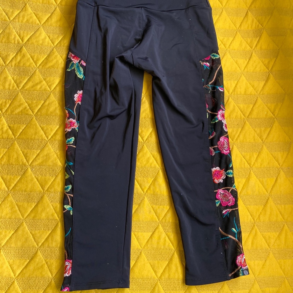 Onzie Cropped Flower Leggings